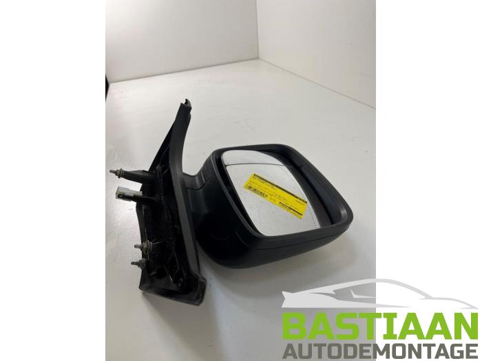 Buitenspiegel links van een Opel Vivaro 1.6 CDTi BiTurbo 125 2017