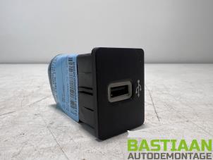 Gebruikte AUX/USB aansluiting Ford Fiesta 7 1.1 Ti-VCT 12V 70 Prijs € 24,90 Margeregeling aangeboden door Bastiaan Autodemontage