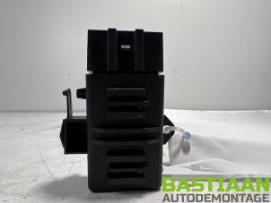Gebruikte Stoelverwarmings module Volkswagen Up! (121) 1.0 12V 75 Prijs € 24,99 Margeregeling aangeboden door Bastiaan Autodemontage