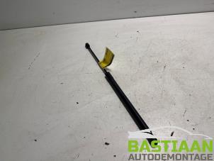 Gebruikte Gasdemper links-achter Ford Fiesta 6 (JA8) 1.4 16V Prijs € 9,95 Margeregeling aangeboden door Bastiaan Autodemontage