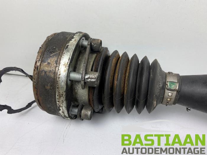 Aandrijfas links-voor van een Volkswagen Polo V (6R) 1.2 12V 2010