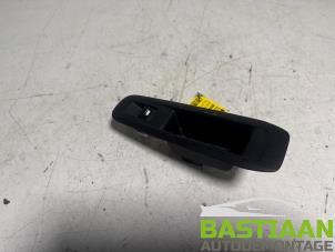 Gebruikte Elektrisch Raam Schakelaar Peugeot 308 SW (L4/L9/LC/LJ/LR) 1.6 BlueHDi 120 Prijs € 9,99 Margeregeling aangeboden door Bastiaan Autodemontage