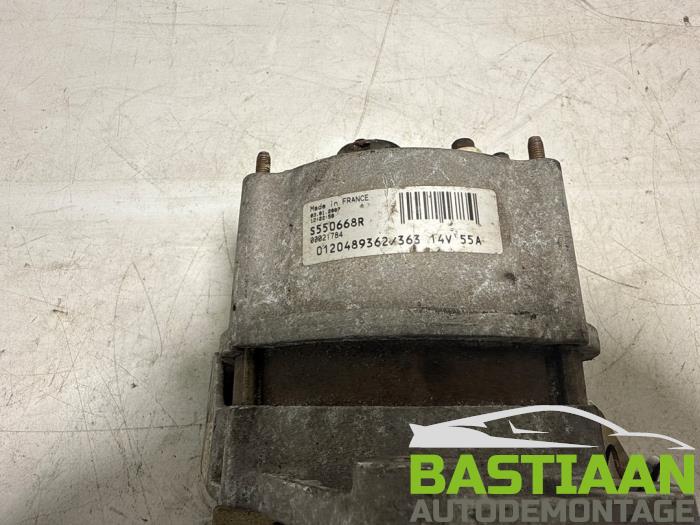 Dynamo van een Volkswagen Golf II (19E) 1.8 GTI 1989