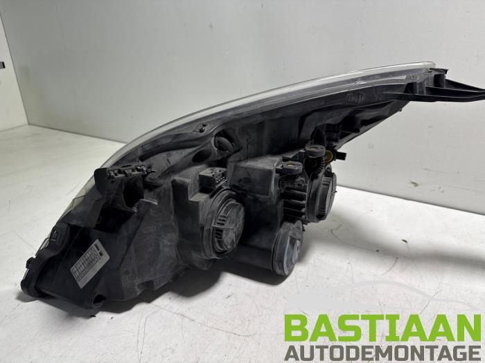 Koplamp rechts van een Opel Vectra C GTS 2.2 DIG 16V 2008