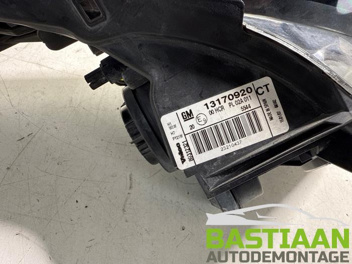 Koplamp rechts van een Opel Vectra C GTS 2.2 DIG 16V 2008