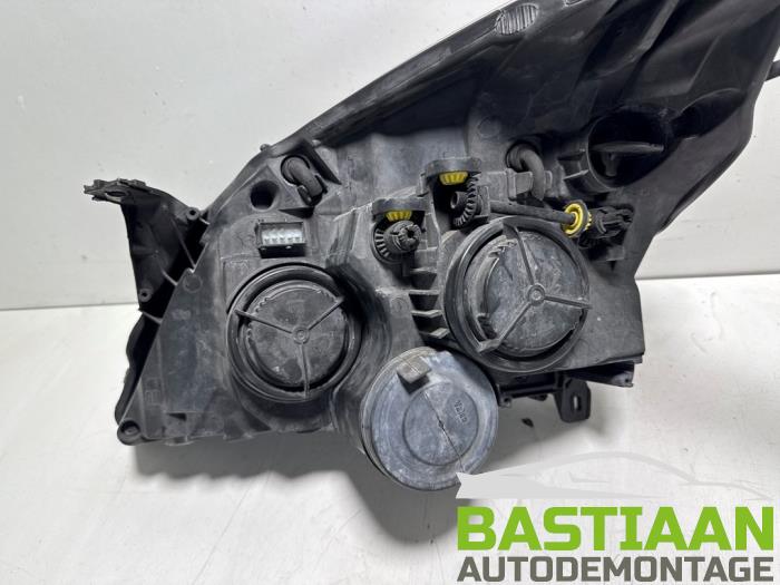 Koplamp rechts van een Opel Vectra C GTS 2.2 DIG 16V 2008