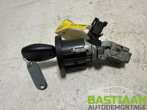 Gebruikte Kontaktslot + Sleutel Renault Twingo II (CN) 1.2 16V Prijs € 44,95 Margeregeling aangeboden door Bastiaan Autodemontage