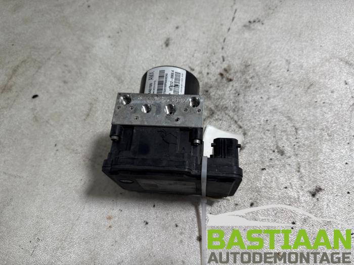 ABS Pomp van een Opel Astra J Sports Tourer (PD8/PE8/PF8) 2.0 CDTI 16V 165 2015