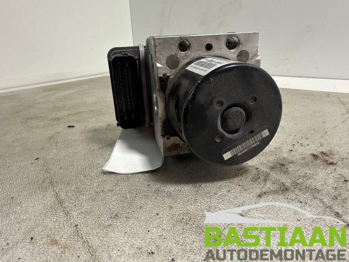 ABS Pomp van een Opel Astra J Sports Tourer (PD8/PE8/PF8) 2.0 CDTI 16V 165 2015
