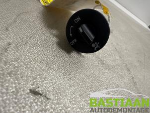 Gebruikte Airbag schakelaar Renault Clio III Estate/Grandtour (KR) 1.5 dCi FAP Prijs € 9,99 Margeregeling aangeboden door Bastiaan Autodemontage