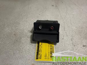 Gebruikte AUX/USB aansluiting Renault Clio III Estate/Grandtour (KR) 1.5 dCi FAP Prijs € 14,99 Margeregeling aangeboden door Bastiaan Autodemontage