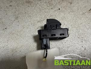 Gebruikte Raam schakelaar elektrisch Peugeot Partner (GC/GF/GG/GJ/GK) 1.6 HDI 90 Prijs € 14,99 Margeregeling aangeboden door Bastiaan Autodemontage