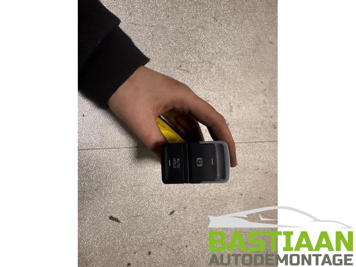 Gebruikte Schakelaar handrem Volkswagen Golf VII (AUA) 1.2 TSI 16V Prijs € 24,99 Margeregeling aangeboden door Bastiaan Autodemontage