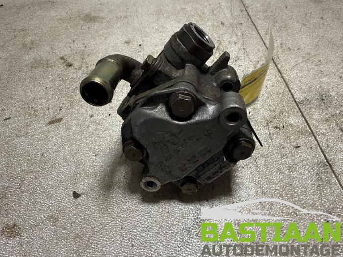 Gebruikte Pomp Servo Volkswagen Golf V (1K1) 1.4 16V Prijs € 24,95 Margeregeling aangeboden door Bastiaan Autodemontage