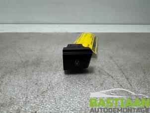 Gebruikte Centrale deurvergrendeling Schakelaar Peugeot 2008 (CU) Prijs € 14,95 Margeregeling aangeboden door Bastiaan Autodemontage