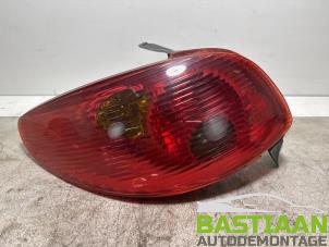 Gebruikte Achterlicht links Peugeot 206 (2A/C/H/J/S) 1.4 XR,XS,XT,Gentry Prijs € 29,97 Margeregeling aangeboden door Bastiaan Autodemontage