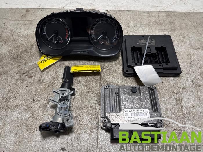 Gebruikte Kontaktslot + computer Skoda Fabia III Combi (NJ5) 1.0 TSI 12V Prijs € 299,97 Margeregeling aangeboden door Bastiaan Autodemontage
