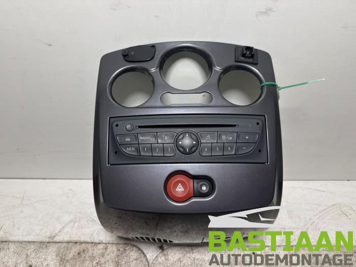 Gebruikte Dashboard deel Renault Clio III Estate/Grandtour (KR) 1.2 16V 75 Prijs € 109,97 Margeregeling aangeboden door Bastiaan Autodemontage