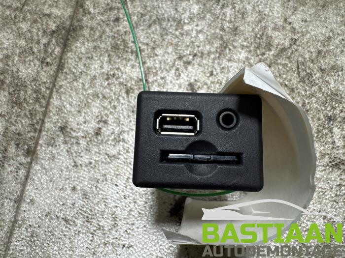Gebruikte AUX/USB aansluiting Opel Zafira Tourer (P12) 1.6 CDTI 16V ecoFLEX 136 Prijs € 44,97 Margeregeling aangeboden door Bastiaan Autodemontage