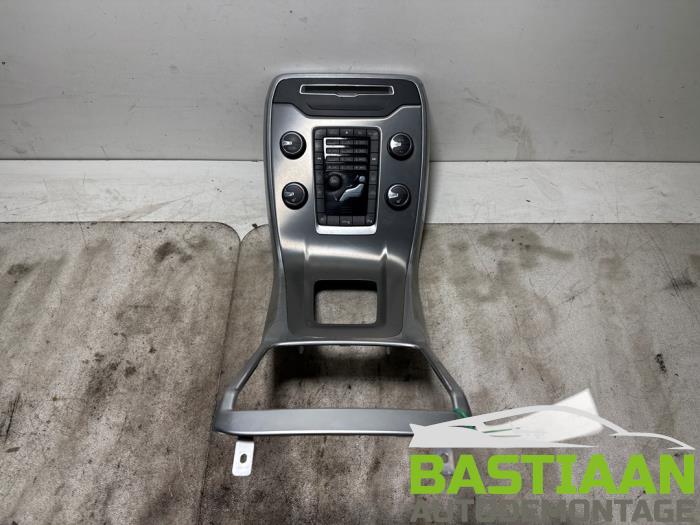 Gebruikte Bediening boordcomputer Volvo V70 (BW) 2.0 D3 20V Prijs € 199,97 Margeregeling aangeboden door Bastiaan Autodemontage