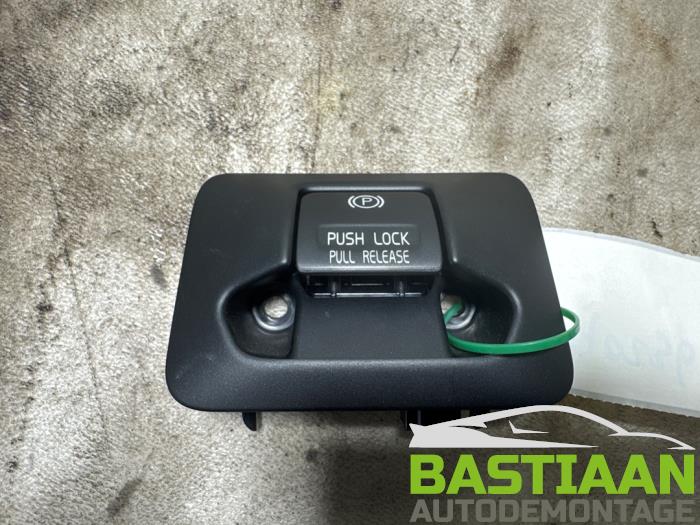 Gebruikte Schakelaar handrem Volvo V70 (BW) 2.0 D3 20V Prijs € 22,97 Margeregeling aangeboden door Bastiaan Autodemontage