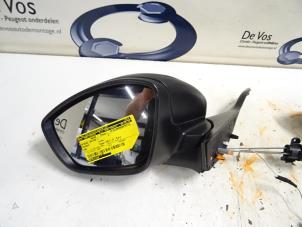 Gebruikte Spiegel Buiten links Peugeot 208 I (CA/CC/CK/CL) 1.0 Vti 12V PureTech Prijs € 80,00 Margeregeling aangeboden door De Vos Onderdelen