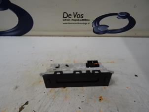 Gebruikte Display Interieur Peugeot 206 PLUS Prijs € 45,00 Margeregeling aangeboden door De Vos Onderdelen