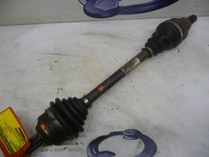 Gebruikte Aandrijfas links-voor Peugeot 807 2.0 HDi 16V Prijs € 90,00 Margeregeling aangeboden door De Vos Onderdelen