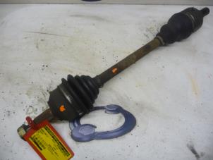 Gebruikte Aandrijfas links-voor Peugeot 807 2.0 16V Prijs € 90,00 Margeregeling aangeboden door De Vos Onderdelen