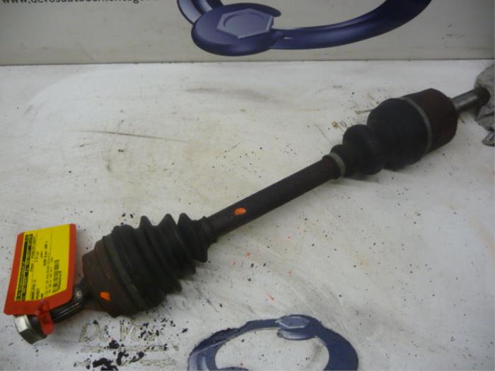 Gebruikte Aandrijfas links-voor Peugeot 405 II (4B) 1.8 SRi,Gri Prijs € 70,00 Margeregeling aangeboden door De Vos Onderdelen