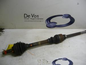 Gebruikte Aandrijfas rechts-voor Peugeot 406 (8B) 2.0 HDi 90 Prijs € 55,00 Margeregeling aangeboden door De Vos Onderdelen