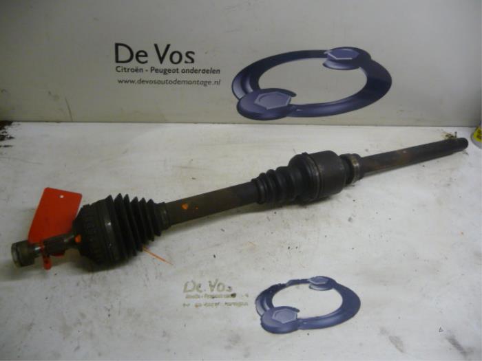 Gebruikte Aandrijfas rechts-voor Peugeot 406 (8B) 2.0 S,SL,ST,STX 16V Prijs € 70,00 Margeregeling aangeboden door De Vos Onderdelen