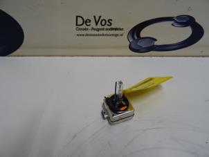 Gebruikte Xenon Lamp Citroen DS3 Prijs € 80,00 Margeregeling aangeboden door De Vos Onderdelen