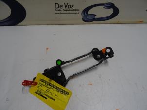 Gebruikte Scharnier Achterklep Citroen DS3 Prijs € 35,00 Margeregeling aangeboden door De Vos Onderdelen