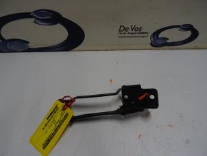 Gebruikte Scharnier Achterklep Citroen DS3 Prijs € 35,00 Margeregeling aangeboden door De Vos Onderdelen