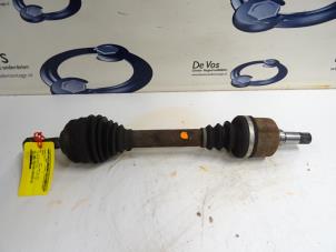 Gebruikte Aandrijfas links-voor Peugeot 406 Coupé (8C) 2.2 16V Prijs € 70,00 Margeregeling aangeboden door De Vos Onderdelen