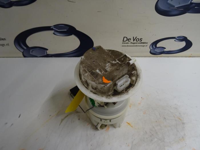 Gebruikte Tank element Pomp Peugeot 406 Coupé (8C) 2.2 16V Prijs € 70,00 Margeregeling aangeboden door De Vos Onderdelen
