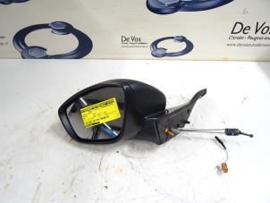 Gebruikte Spiegel Buiten links Peugeot 208 Prijs € 80,00 Margeregeling aangeboden door De Vos Onderdelen