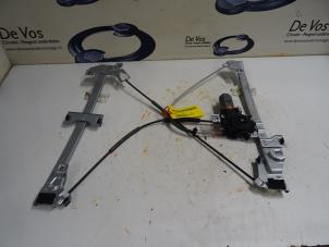 Gebruikte Ruitmechaniek 4Deurs rechts-voor Peugeot Partner (GC/GF/GG/GJ/GK) 1.6 HDI 75 Prijs € 55,00 Margeregeling aangeboden door De Vos Onderdelen