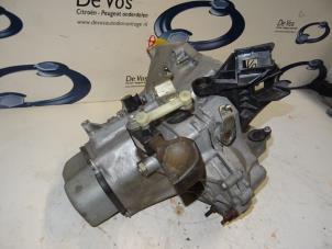 Gebruikte Versnellingsbak Peugeot 208 I (CA/CC/CK/CL) 1.4 16V Prijs € 450,00 Margeregeling aangeboden door De Vos Onderdelen