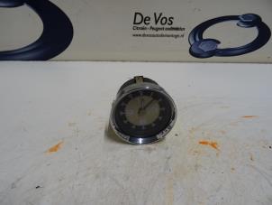 Gebruikte Uurwerk Peugeot RCZ Prijs € 100,00 Margeregeling aangeboden door De Vos Onderdelen