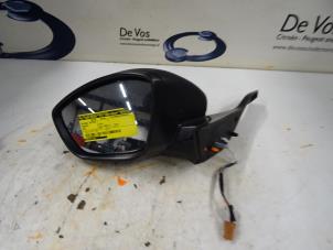 Gebruikte Spiegel Buiten links Peugeot 208 Prijs € 80,00 Margeregeling aangeboden door De Vos Onderdelen