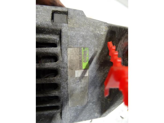 Dynamo van een Peugeot 306 (7D) 1.8 1994