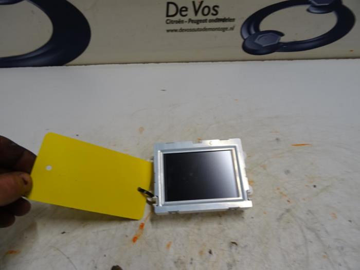 Gebruikte Display Interieur Peugeot 208 Prijs € 70,00 Margeregeling aangeboden door De Vos Onderdelen