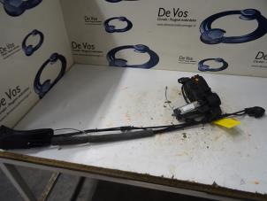 Gebruikte Schuifdeur motor rechts Peugeot 1007 (KM) 1.6 GTI,Gentry 16V Prijs € 160,00 Margeregeling aangeboden door De Vos Onderdelen