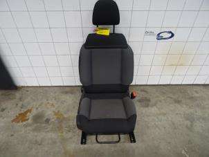 Gebruikte Voorstoel rechts Citroen C3 Prijs € 250,00 Margeregeling aangeboden door De Vos Autodemontagebedrijf