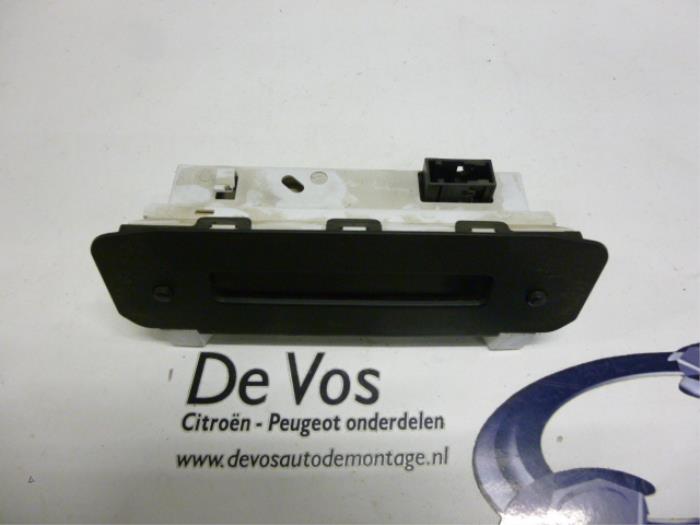 Gebruikte Display Interieur Peugeot 206 (2A/C/H/J/S) 2.0 XS,XT HDi Prijs € 45,00 Margeregeling aangeboden door De Vos Onderdelen