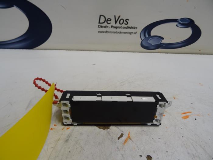 Gebruikte Display Interieur Peugeot 207/207+ (WA/WC/WM) 1.6 16V VTRi Prijs € 70,00 Margeregeling aangeboden door De Vos Onderdelen