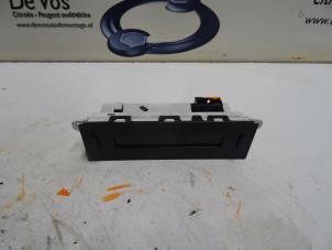 Gebruikte Display Interieur Peugeot 206+ (2L/M) 1.4 XS Prijs € 45,00 Margeregeling aangeboden door De Vos Onderdelen