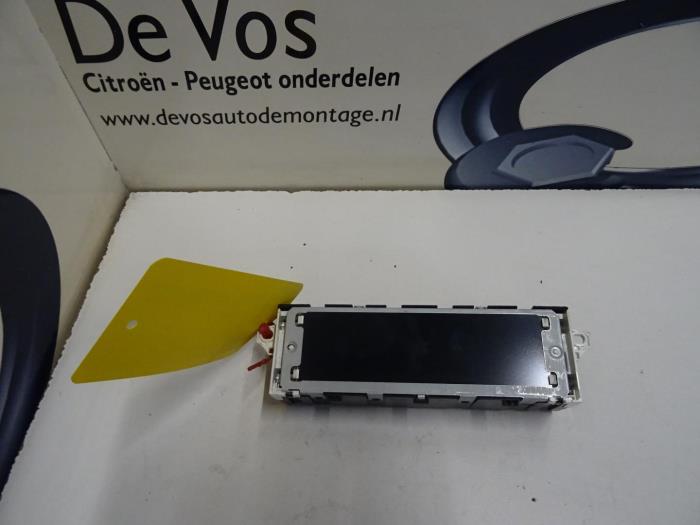 Gebruikte Display Interieur Peugeot 207 Prijs € 80,00 Margeregeling aangeboden door De Vos Onderdelen